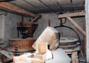 Meule à farine et sa bluterie